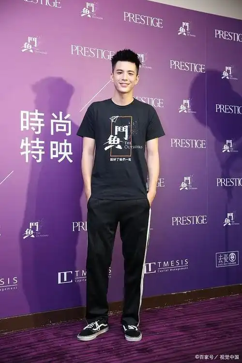 近日,吴谨言与洪尧的恋情再次成为焦点,有知名娱记分享了一段偶遇