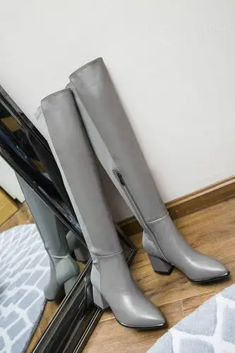 5厘米 鞋跟形状:粗跟 鞋头款式:尖头 闭合方式:套筒 鞋面