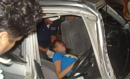 宝马拦腰撞断出租车 惨烈车祸现场触目惊心(组图)