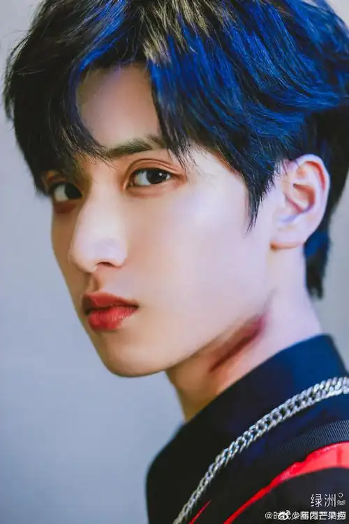 冷白皮明星图鉴#双眼皮 冷白皮 烟嗓 唱情歌甜唱rap盐的严浩翔真的很