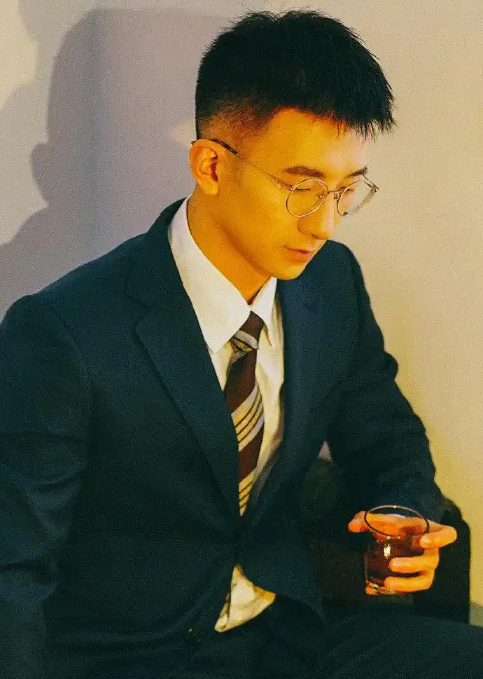 昏黄灯光下的正装帅哥,对戴眼镜的男孩子毫无抵抗力可言!