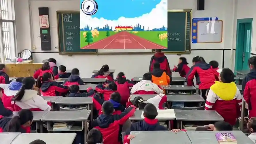 下雨天的室内体育课运用多媒体实景运动,体验感十足,没想到高年级也一