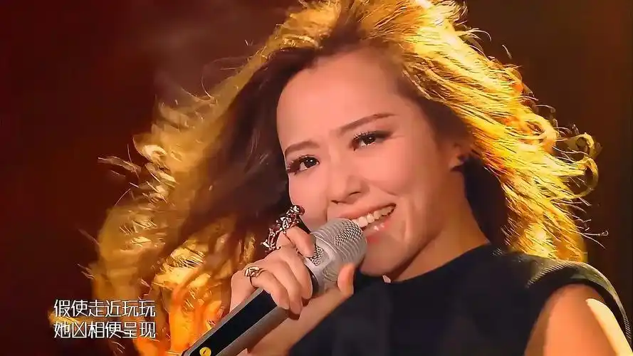 张靓颖《饿狼传说》,握着话筒杆疯狂甩头,火辣度max!