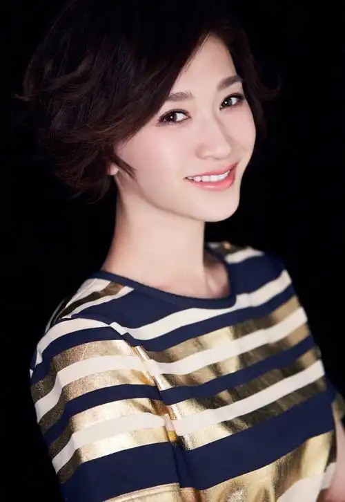 被李小冉美到了!剪款短发造型气质又减龄,都不像是43岁的人_发型