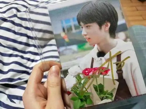 我闺蜜花了一百多买的刘耀文签名