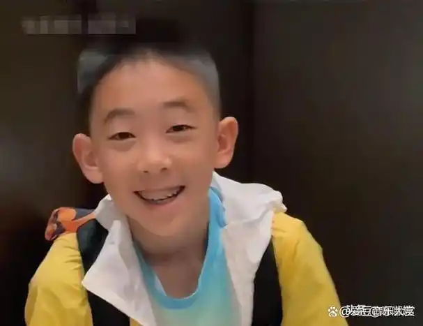 陈小春次子4岁了,一家人为其庆生,大儿子带牙套,二儿子留长发