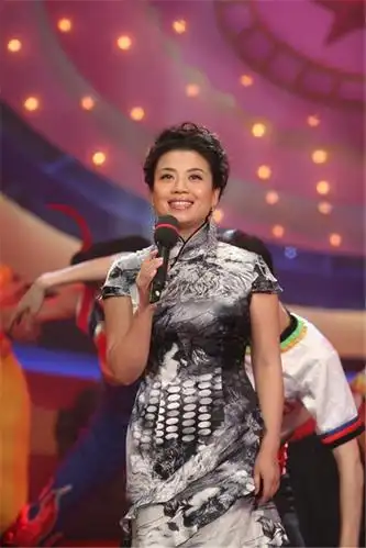 当年唱《走进新时代》的张也,事业高峰隐退5年,陪伴癌症父亲