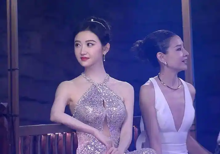 看看她和景甜的合照就有答案_晚礼服_盛典_女明星