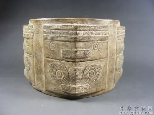 出土的良渚文化兽面大玉琮