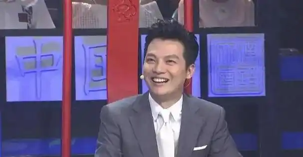 更是如同璀璨的星辰,无论是在《交通在线》还是在《春晚》的舞台上,他