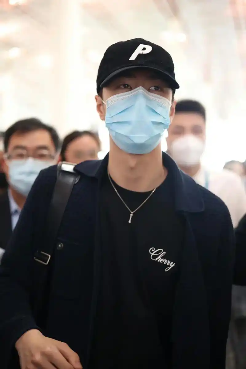 最新动态#王一博机场生图 真的帅哭我 耀眼的你啊有点上头 17 - 抖