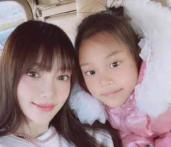 翻看她的生活照,长相越发清秀了_李小璐_五官_肤色