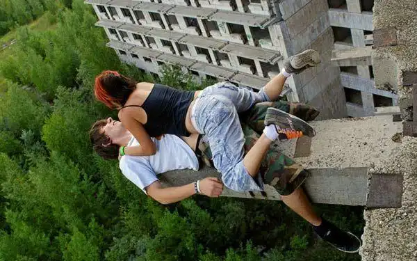 俄罗斯情侣大胆秀恩爱当街激情