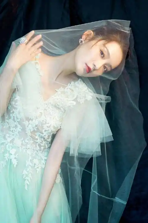 庆余年女主角李沁穿青色长裙的气质美女明星写真