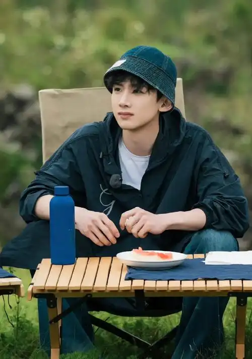 白敬亭在8000万豪宅请何炅吃火锅24年春晚唱上春山被网暴