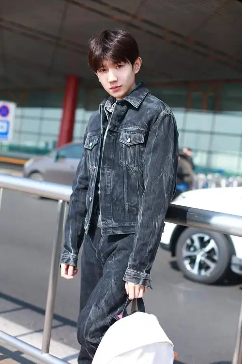 王源巴黎时装周,牛仔穿搭,搭配蓝尾小白鞋和白色背包,简洁有层次