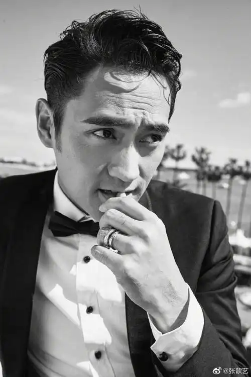 "照片中,袁弘一身黑色西装搭配领结,十分帅气. (来源:新浪娱乐)