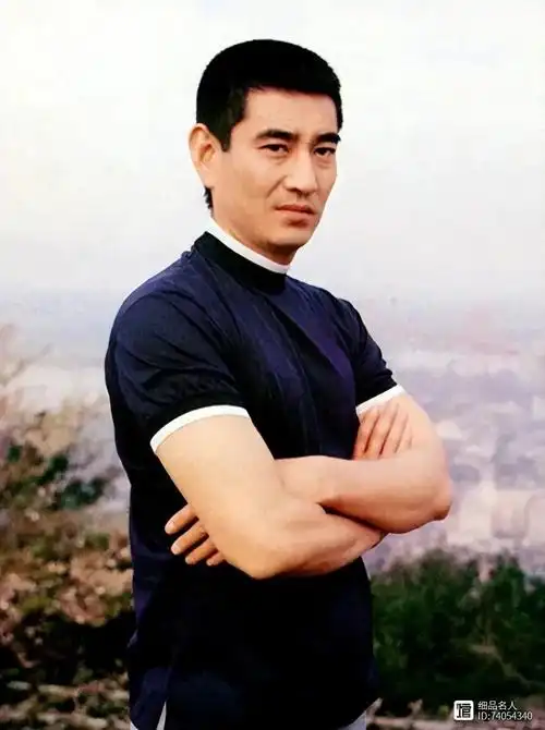 是男主角,他钦佩张艺谋的才华和人品,给张艺谋在日本买了一辆捷豹轿车