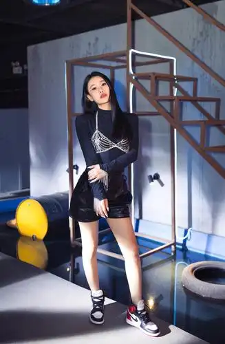 袁娅维穿衣野心大黑色打底衫配短皮裤把水钻内衣罩在外面