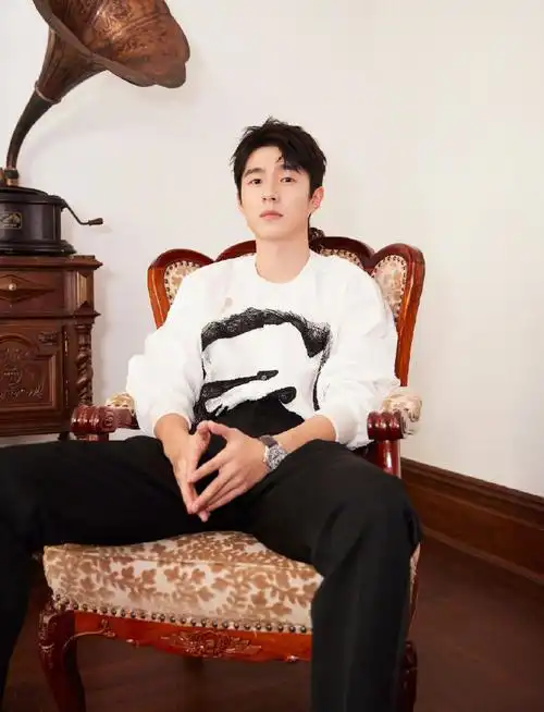 刘昊然#一套alexander mcqueen 2021秋冬新装,雅致清新的白衬衫少年