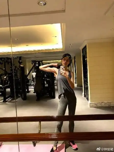 杨丞琳微博的健身照含量也很高,在马甲线快要变成女明星里均一配置的