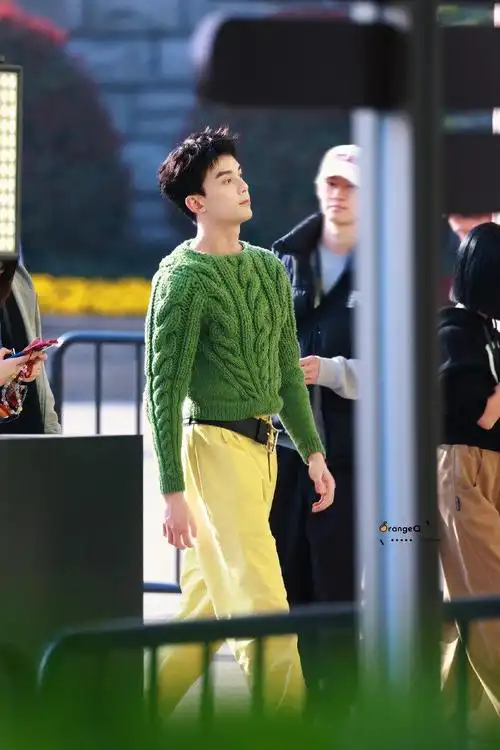 吴磊活动路透来啦绿色毛衣活力满满一键入春妥妥的清爽大帅哥一枚呀