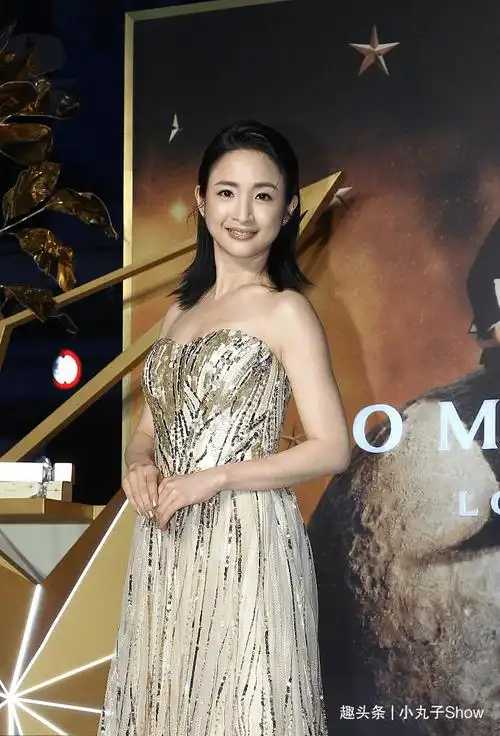 39岁林依晨近况状态真好,金色抹身材长裙秀身材,做完月子就复出_妈妈_