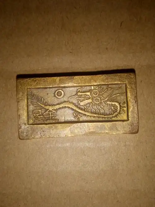 金砖一枚乾圆金宝背飞龙足金乡下拆老房子时从墙面