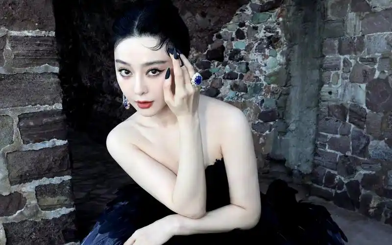 戛纳电影节闭幕式,范冰冰最新黑天鹅造型,冰冷美人形如画