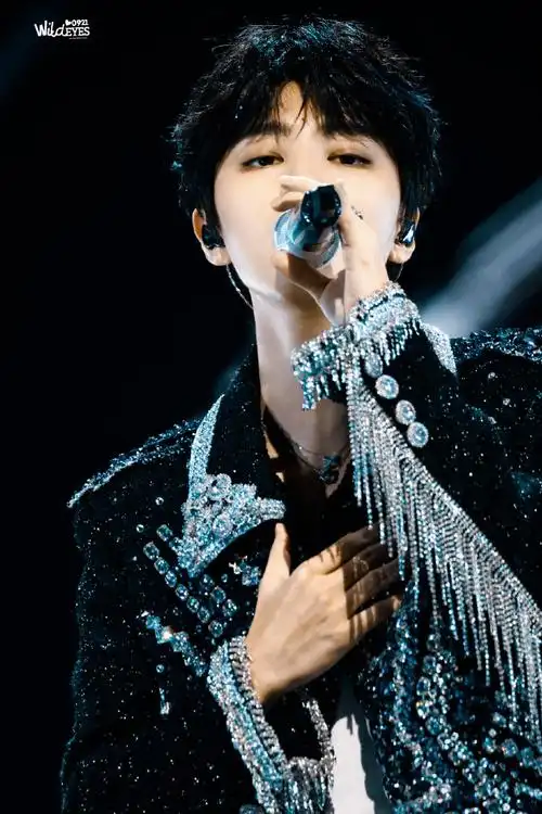 江苏卫视跨年演唱会  王俊凯的帅气有点不顾别人死活的绝  俗称帅绝