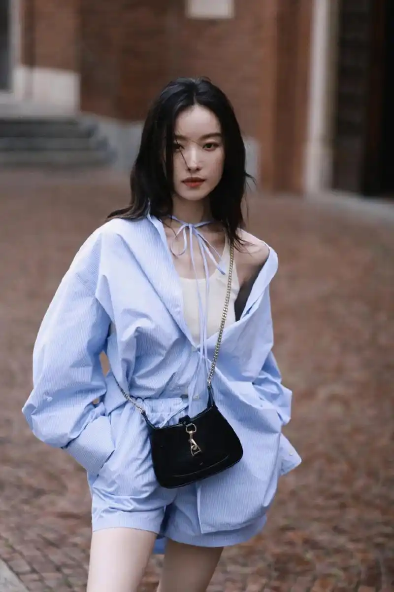 倪妮美得轻松不费力  一身简约蓝色竖纹休闲套装,以松弛随性的姿态