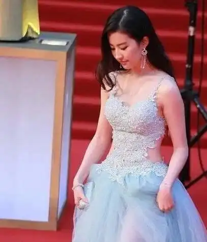 刘亦菲礼服前竟然露出三角区!被网友直呼:这谁扛得住啊?