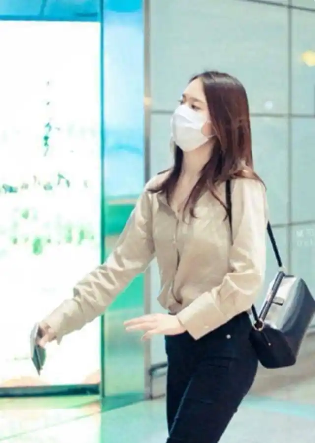 冷面女王郑秀晶亮相纽约时装周,黑裙长靴,展现女王气质