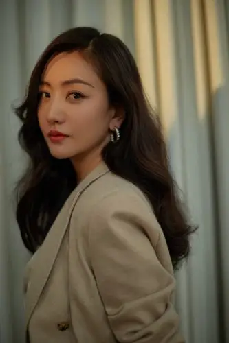 杨蓉最新写真曝光米色质感西装优雅干练