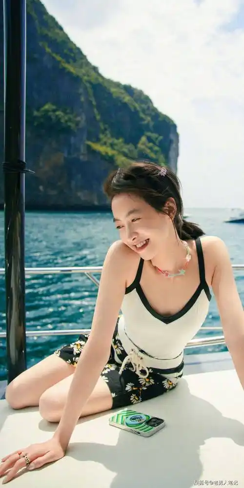 宋茜泰国假期写真壁纸,海风阳光泳衣配裤衩,短发浪漫纯欲风满满_时尚