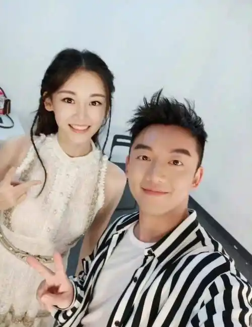 为家变身综艺劳模,郑恺胡渣变身沧桑大叔,网友惊呼:快认不出了_苗苗