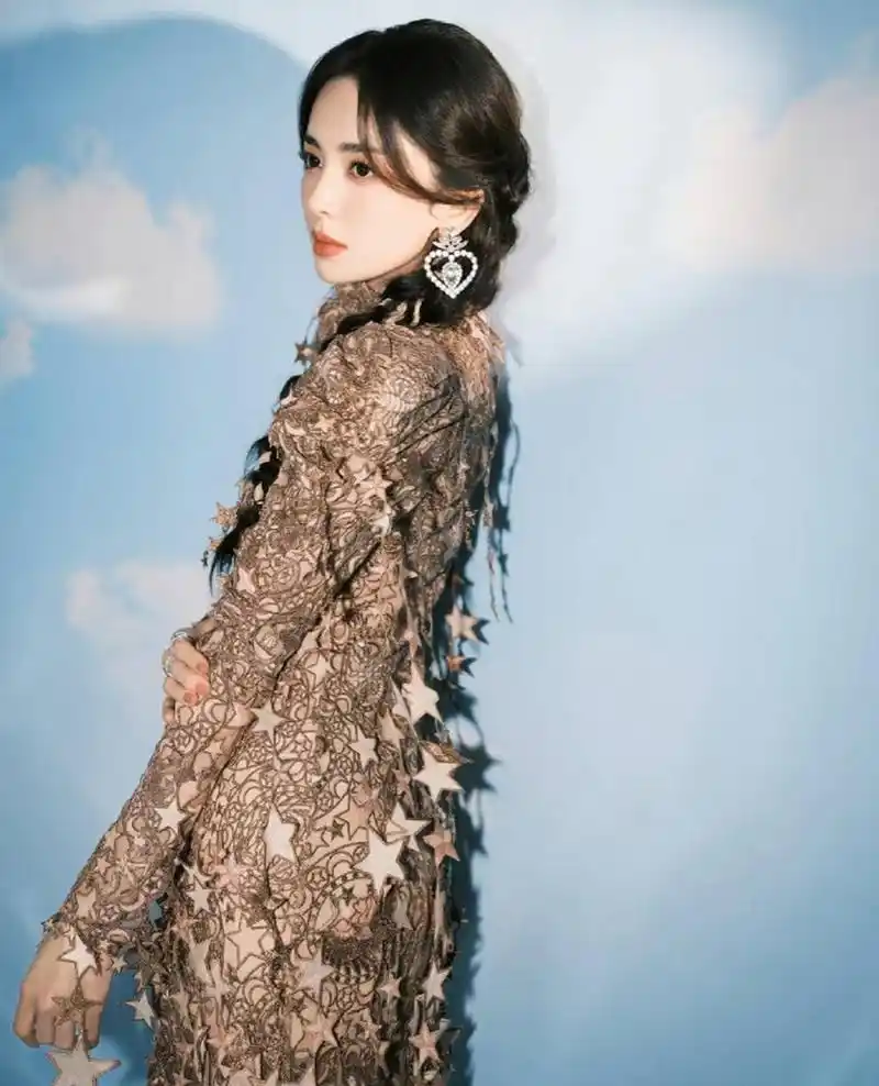 身材高挑,气质出众的#古力娜扎# 肤如凝脂,貌若桃花,五官精致,水灵