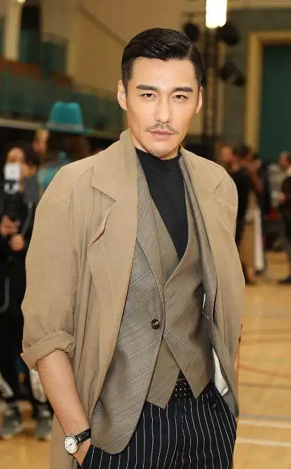 主持人问胡兵你一直喜欢瞿颖为什么没有迈出那一步