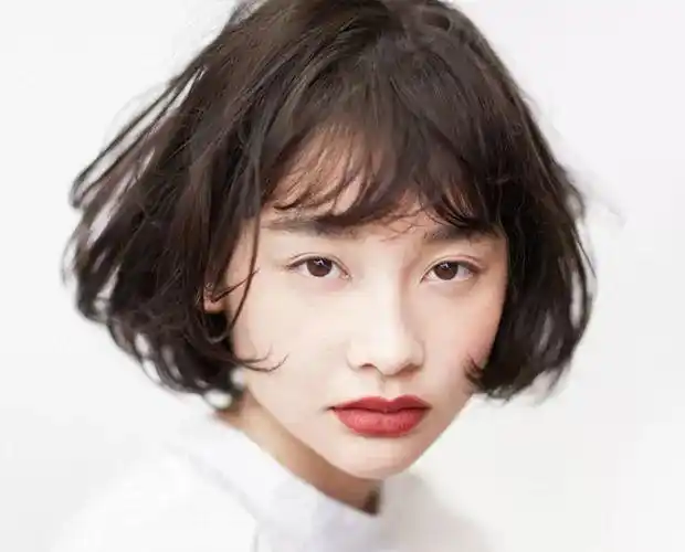 稍微长一点到齐肩的发型,修饰脸型,秒变瓜子脸,显得成熟可爱.