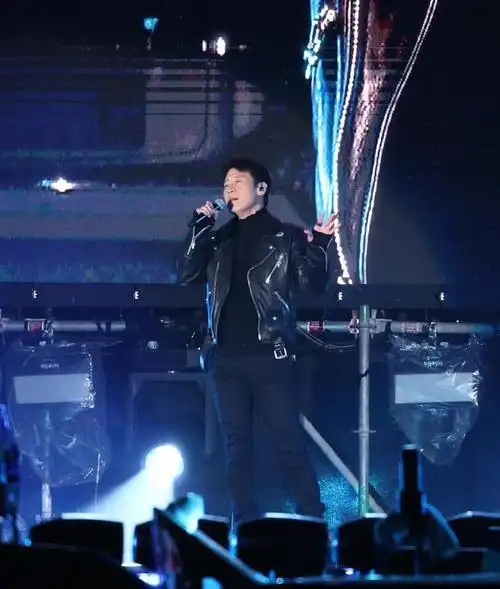 黎明下身穿黑色细腿裤,搭配出了上松下紧的感觉,留着短发,整个人都