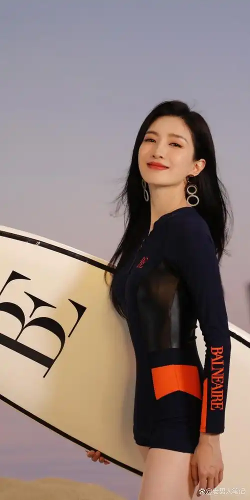 85后内娱小花江疏影罕见秀身材,当她168cm的身高穿上泳衣,是妥妥的