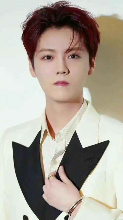 鹿晗红发白西装造型 好久不见的鹿哥依旧这么帅气!鹿晗