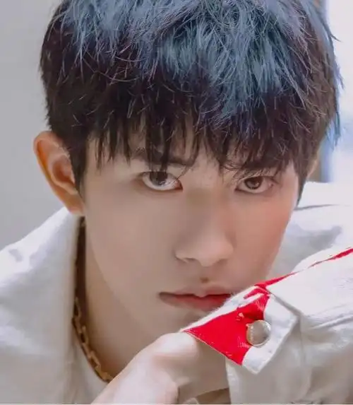 易烊千玺又换新发色!银灰色三七分,迷倒万千少女~