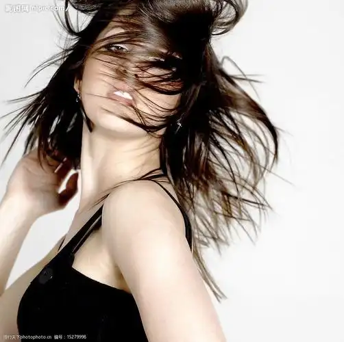 甩头的黑发美女图片
