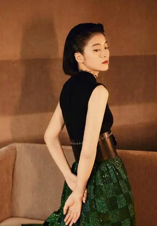 张雪迎剪掉10年长发,波波头搭配黑色衬衫绿色半身裙,时髦大气_造型