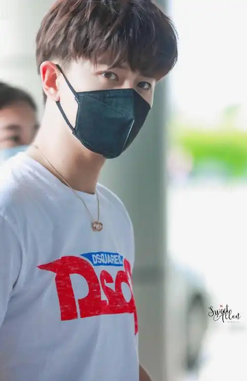 任嘉伦现身西安机场飞往上海 这个温柔对视谁顶得住啊!