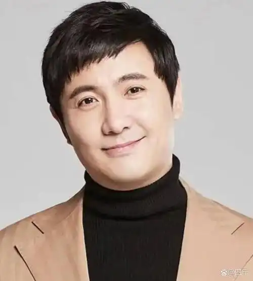 娱乐圈知名八卦媒体"懂瓜呱"在个人账号上晒出了一段喜剧明星沈腾下班