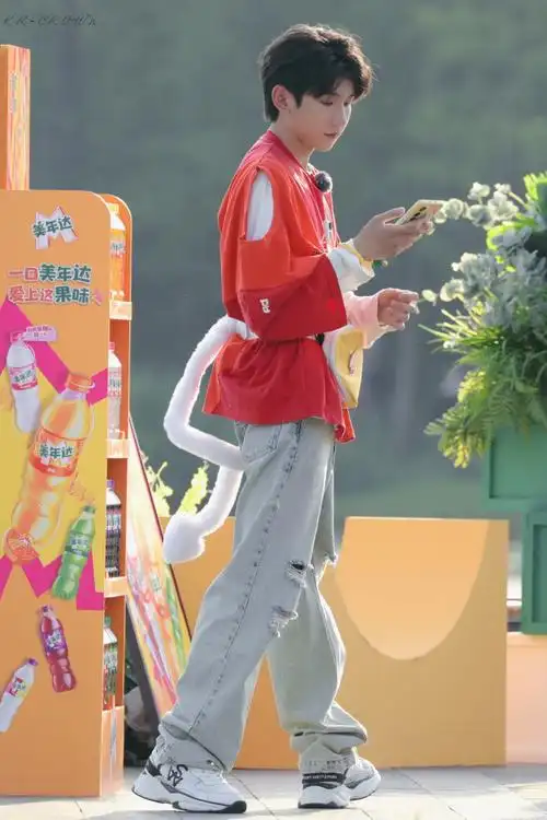 请问这只小93,你在拍什么～@tfboys-王源  (又是可爱到晕倒的一天)