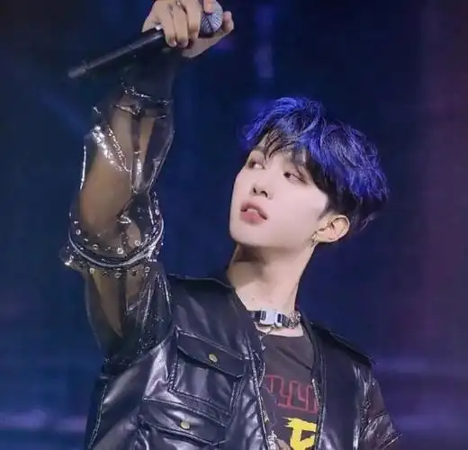 男明星蓝发造型看到杨洋一眼万年