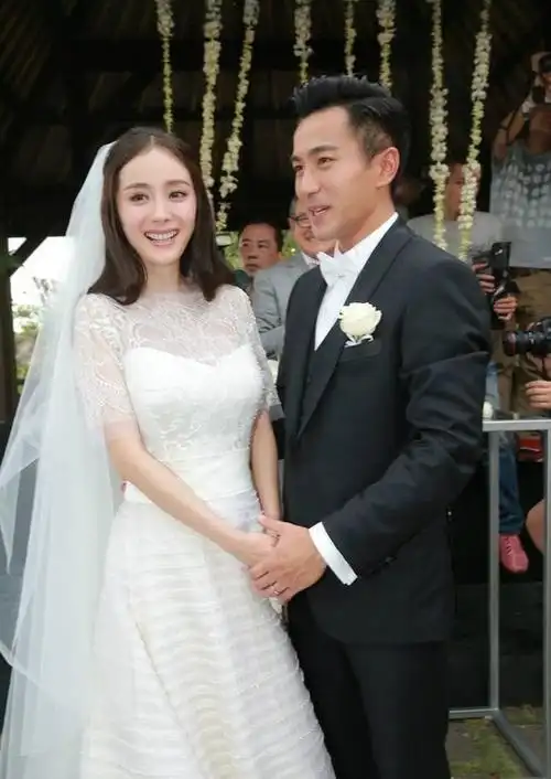 杨幂刘恺威大婚拥吻落泪新郎承诺一直对老婆好